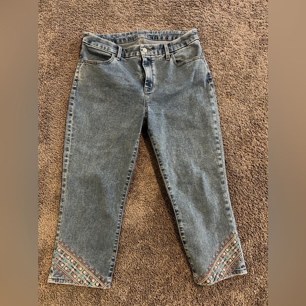 Chicos Perfect Stretch Girlfriend Slim Leg Capri Jean - size 1.5 (10-12) EUC!